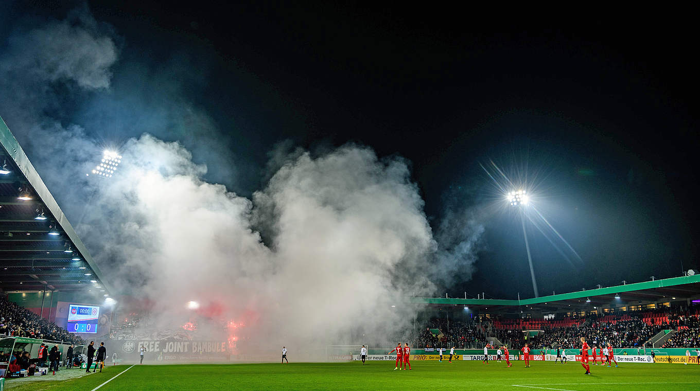 Pokalspiel in Heidenheim: Anhänger von Eintracht Frankfurt brennen Pyrotechnik ab © 2017 Getty Images