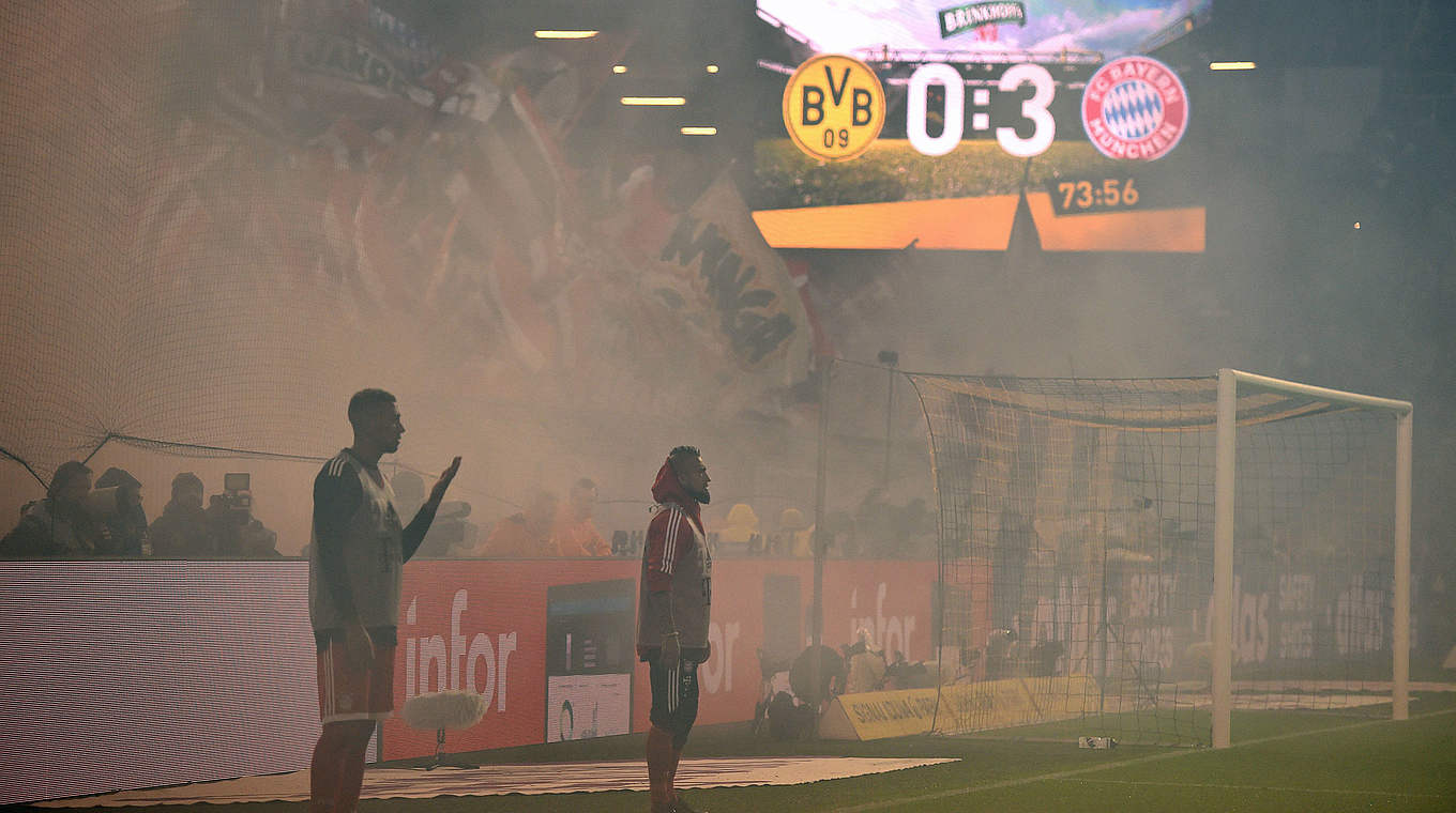 4. November: Rauchentwicklung im Gästeblock beim Spiel Dortmund gegen Bayern  © GettyImages