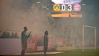 4. November: Rauchentwicklung im Gästeblock beim Spiel Dortmund gegen Bayern  © GettyImages