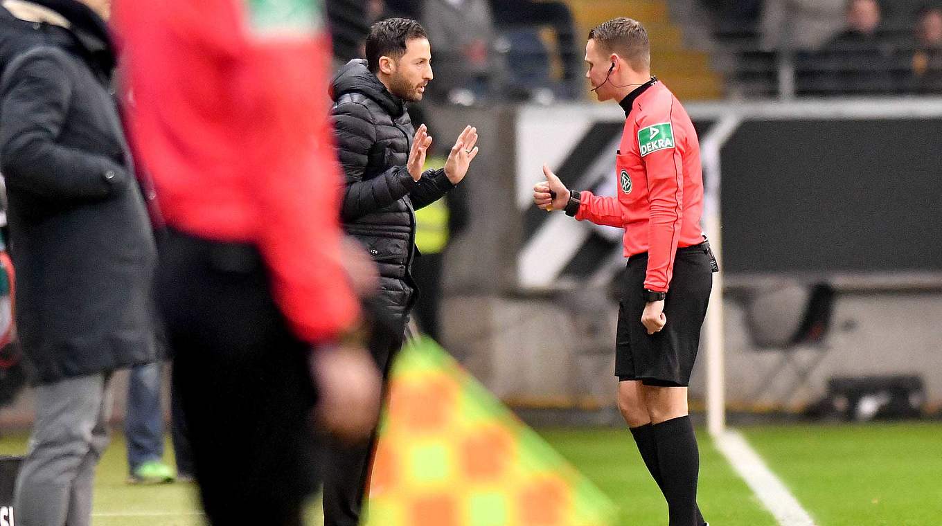 Geldstrafe wegen unsportlichen Verhaltens: Schalke-Trainer Domenico Tedesco (2.v.r.) © imago/Revierfoto