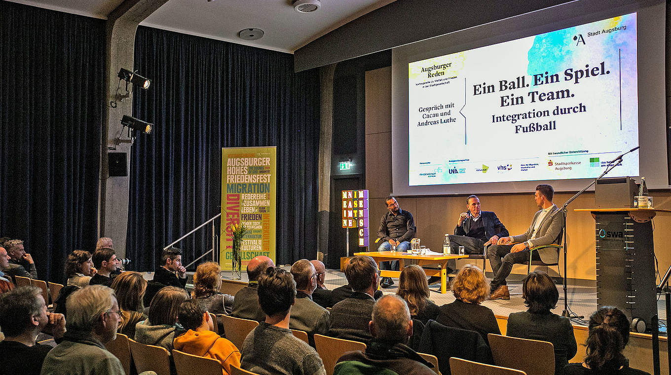 "Man muss irgendwo anfangen, die tägliche Arbeit ist wichtig": Cacau (o.l.) in Augsburg © Christian Menkel