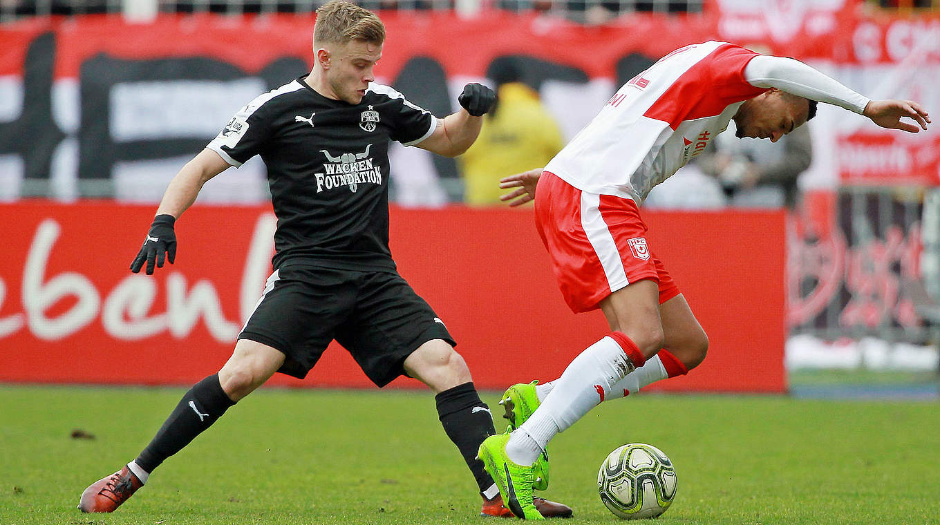 Kampf um den Ball: Jenas Cros (l.) gegen Royal-Dominique Fennell © GettyImages