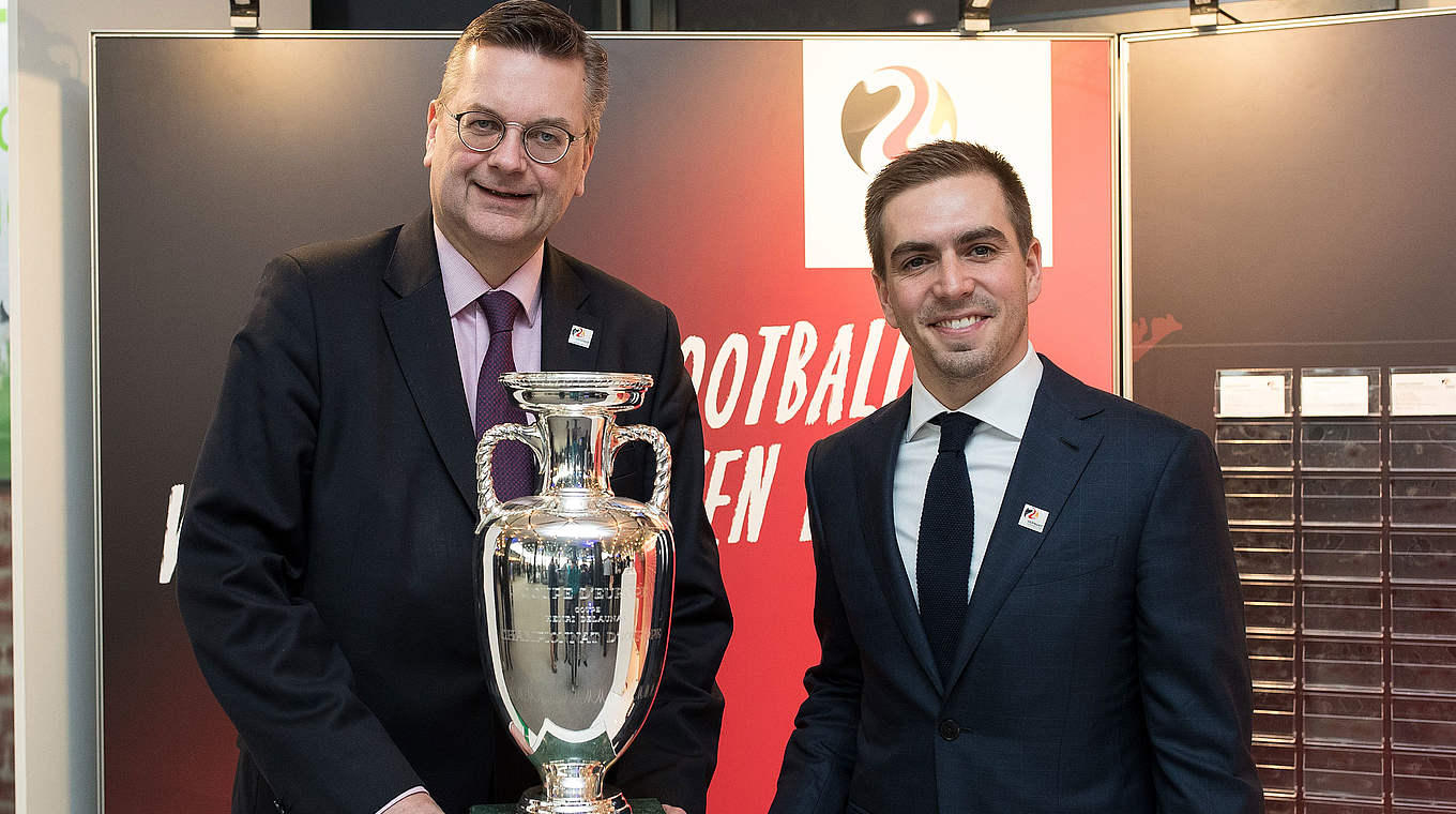Grindel (l.) mit EM-Botschafter Philipp Lahm: "Wir wollen ein Fußballfest organisieren" © 2018 Getty Images