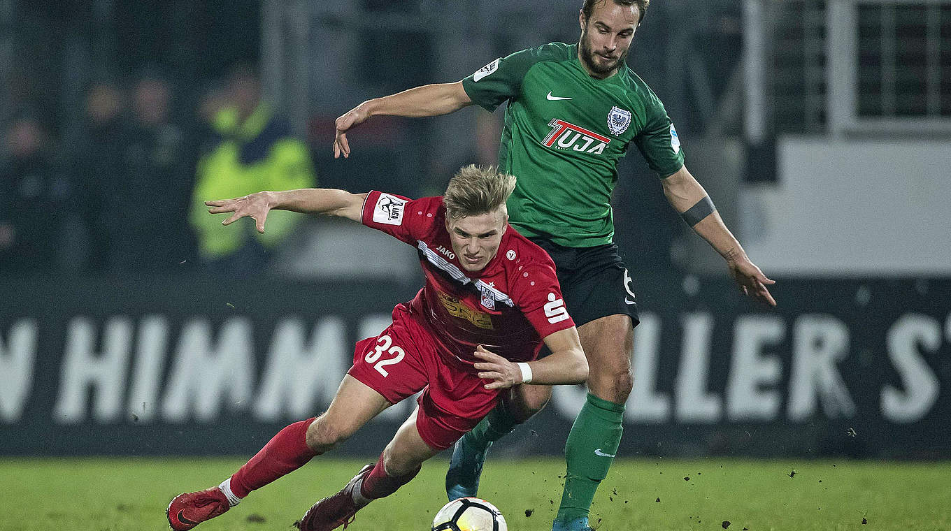 In vollem Lauf ausgebremst: Angreifer Elias Huth (l.) und Rot-Weiß Erfurt © imago/Kirchner-Media