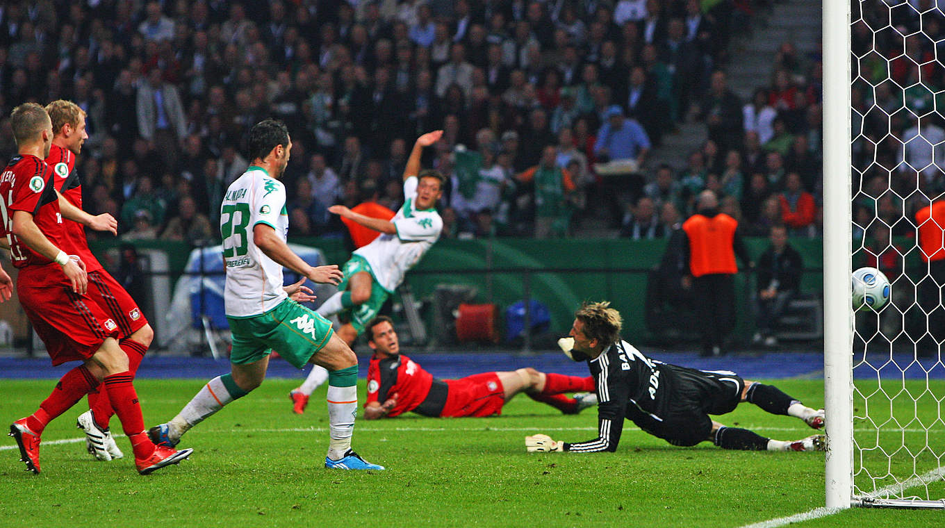 Neuauflage des Pokalfinals von 2009: Mesut Özil (4.v.l.) trifft für Bremen zum Sieg © 2009 Getty Images