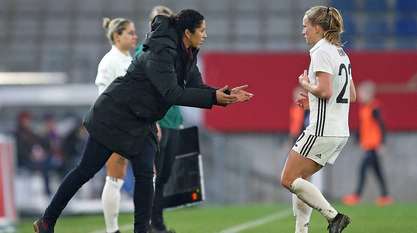 Kemme (r.) mit Bundestrainerin Jones: "Ich freue mich auf den SheBelieves Cup" © imago/MIS