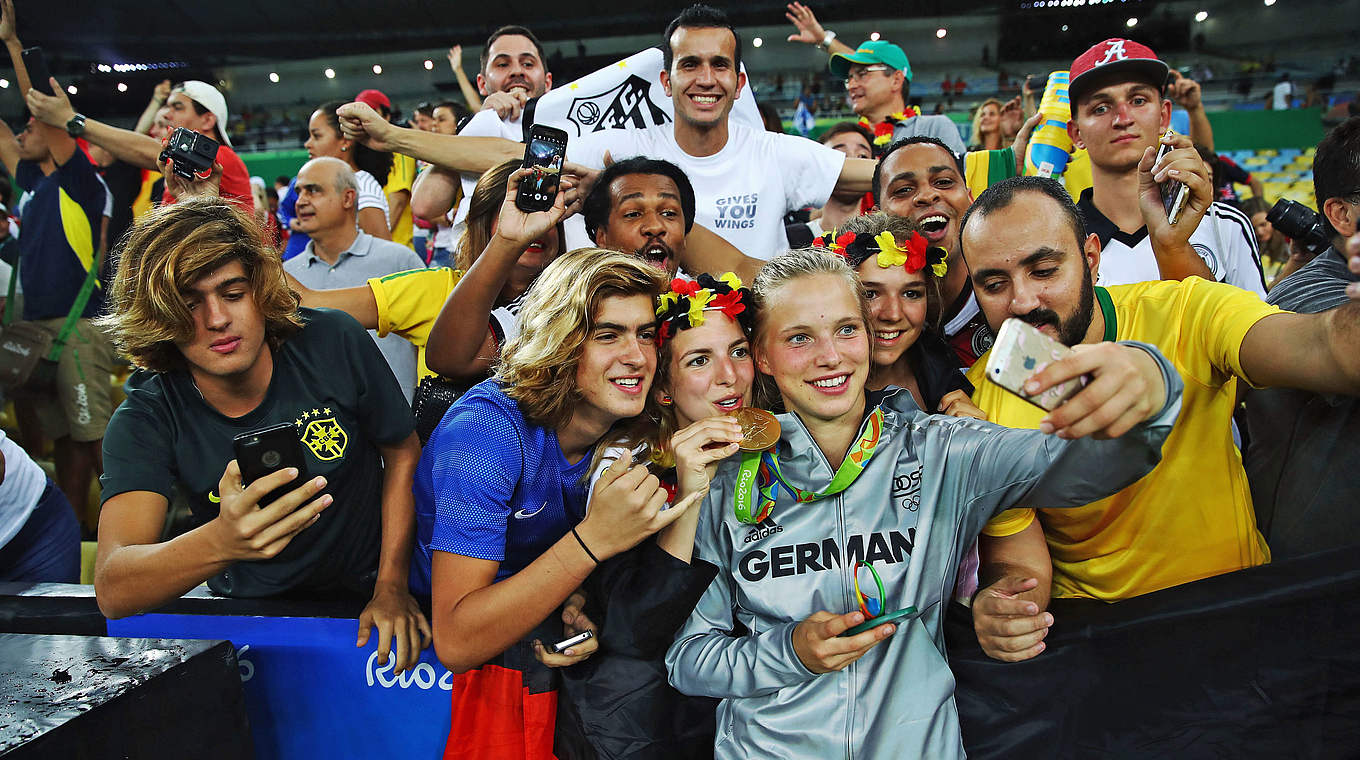 Selfie mit Fans: Tabea Kemme holt mit den DFB-Frauen Gold bei Olympia 2016 in Rio © 2016 Getty Images
