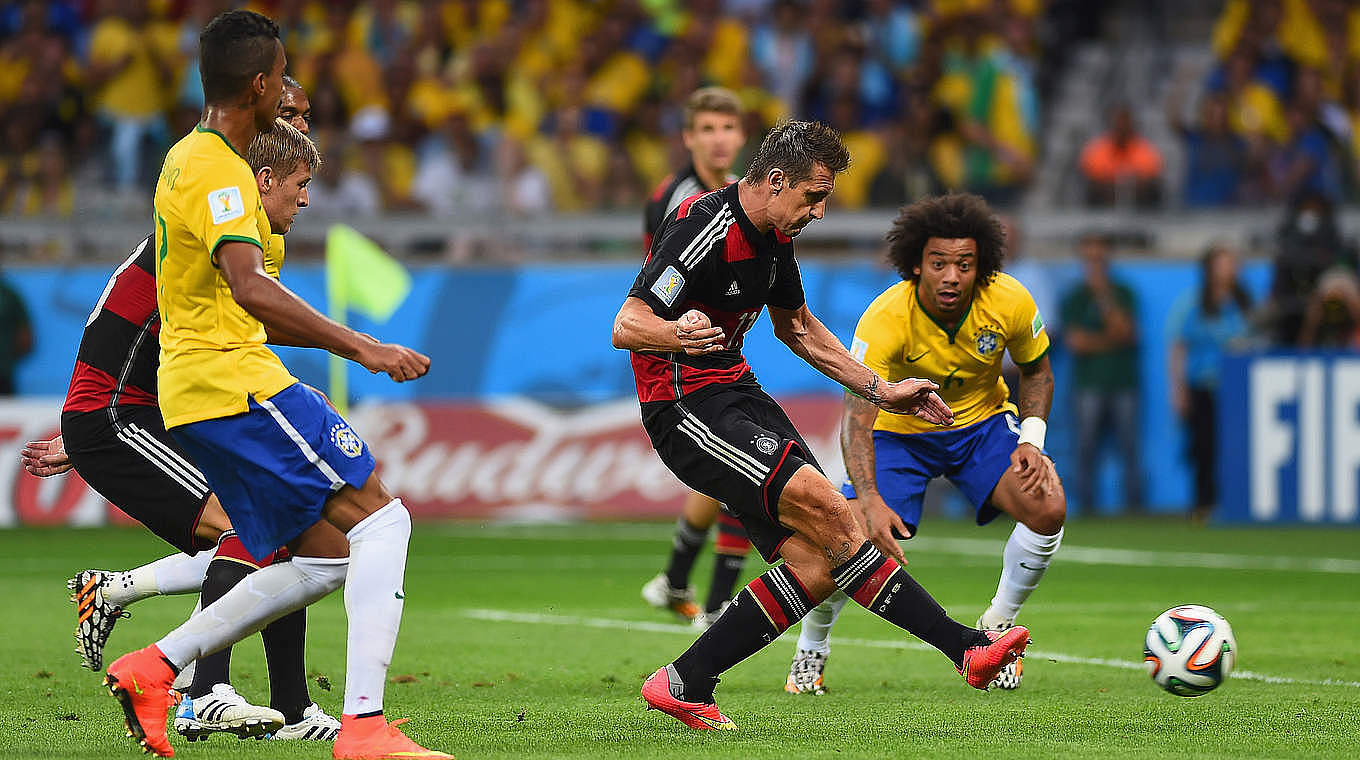 WM-Tor Nummer 16: Klose (2.v.r.) schiebt im Halbfinale 2014 gegen Brasilien ein © AFP/Getty Images