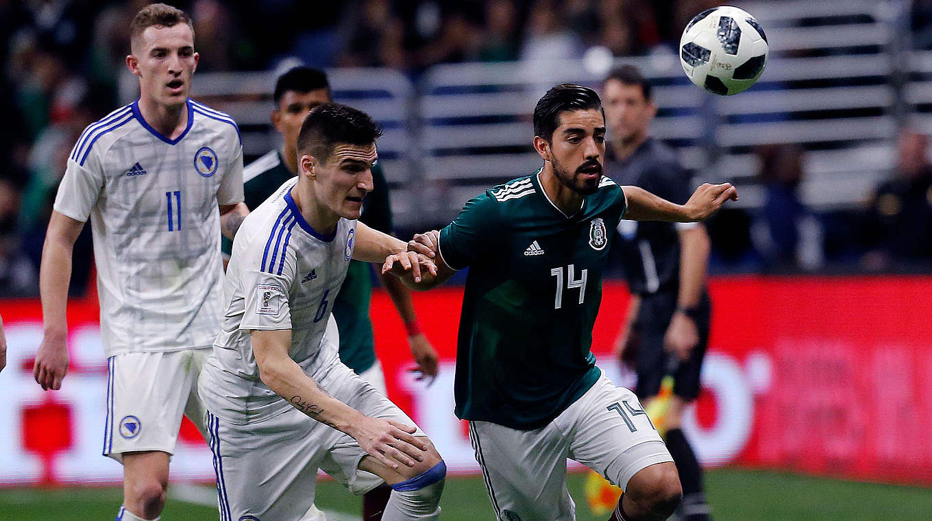 Sieg zum WM-Jahrauftakt: Rodolfo Pizarro (r.) mit Mexiko gegen Bosnien-Herzegowina © AFP/GettyImages