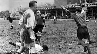 Erster Viererpacker im Pokal: Essens Termath (l. verdeckt) jubelt 1953 gegen den HSV © dpa