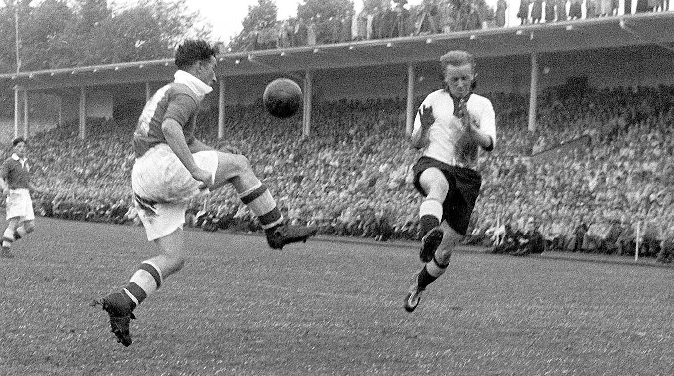 Sieben A-Länderspiele, vier Tore: Termath (r.) trifft 1952 in Köln gegen Irland zum 3:0 © dpa