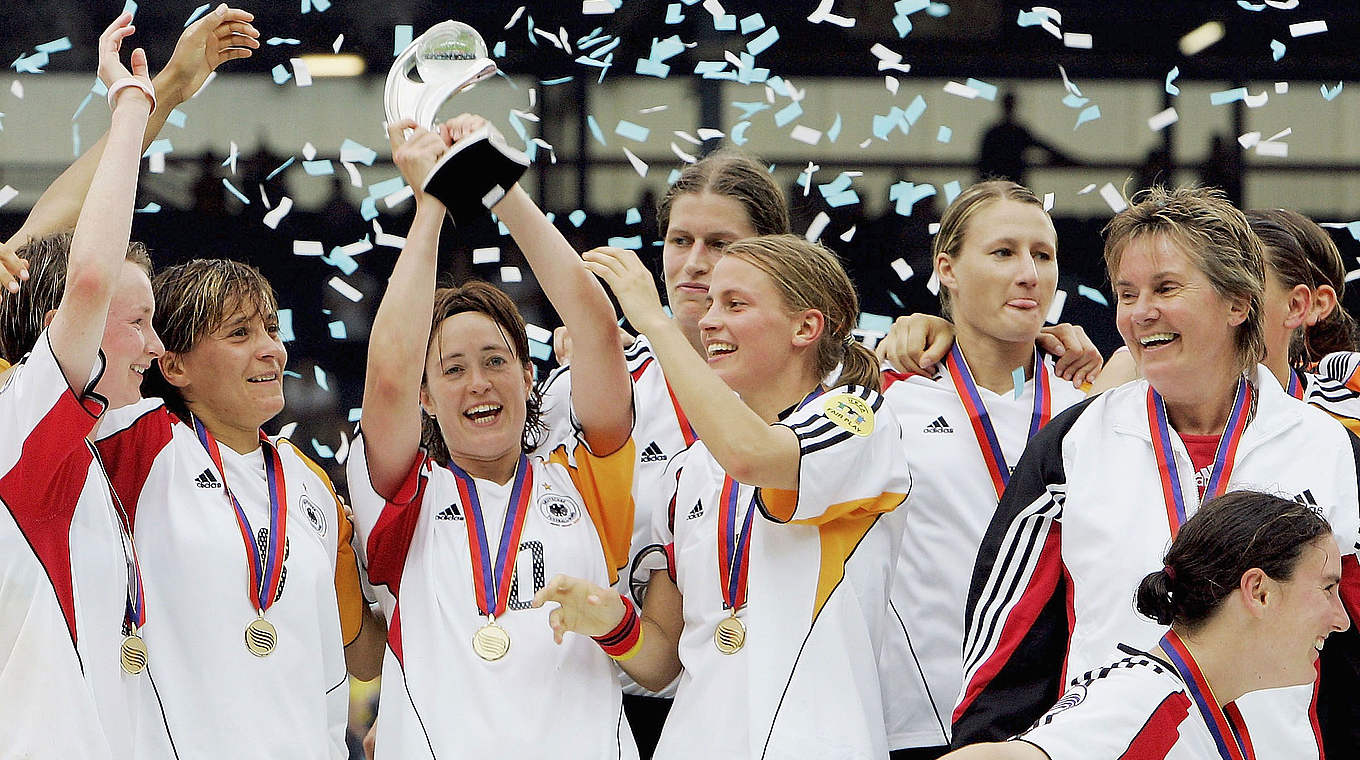 Der letzte von drei EM-Titeln: Renate Lingor 2005 in Blackburn mit dem Pokal © 2005 Getty Images