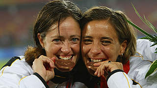 Bronze bei Olympischen Spielen 2008 in Peking: Renate Lingor (l.) und Sandra Smisek © 2008 Getty Images