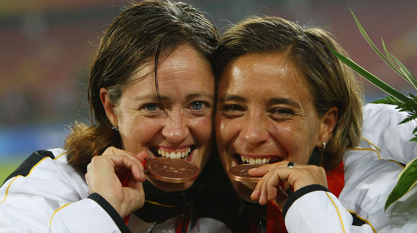 Renate Lingor (l.): " Je besser und erfolgreicher man ist, desto mehr Spaß macht es" © 2008 Getty Images