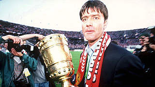 Der erste Goldpokal: Joachim Löw holt den Cup 1997 mit dem VfB Stuttgart in Berlin © Bongarts