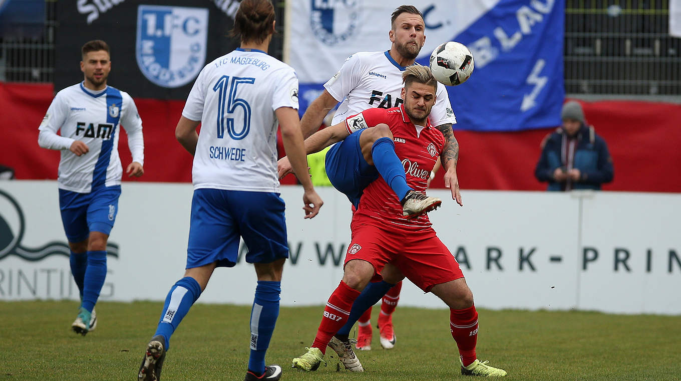 Enges Spiel mit Würzburg als Sieger: Magdeburg (weiße Trikots) verliert © Kuppert