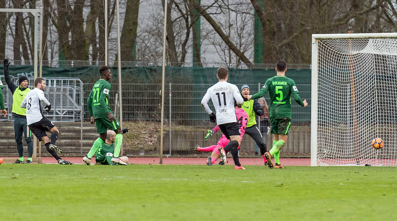 Dieses war der zweite Streich: Rizzi (l.) erzielt das 2:2 für Münster bei Bremens U 23 © imago/Nordphoto