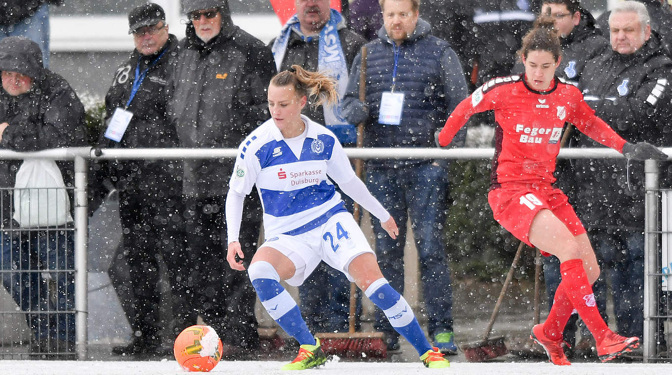 Schneeball: Kein leichtes Spiel auf dem Kunstrasenplatz des PCC-Stadions  © Jan Kuppert