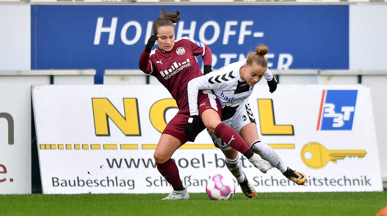 Treffsicher: Torschützin Giulia Gwinn (r.) im Zweikampf mit Irini Ioannidou © Jan Kuppert