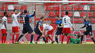 Entscheidung in Erfurt: Ronny König (4.v.r.) bejubelt das Zwickauer 2:0 © imago/Karina Hessland