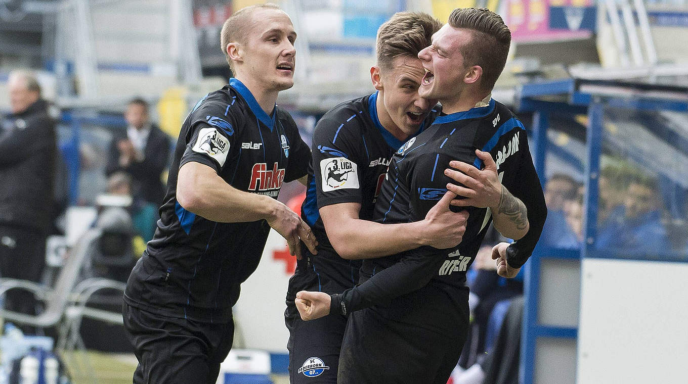 Gefeierter Mann im Spiel gegen Lotte: Paderborns Kunstschütze Marlon Ritter (r.) © imago/Kirchner-Media