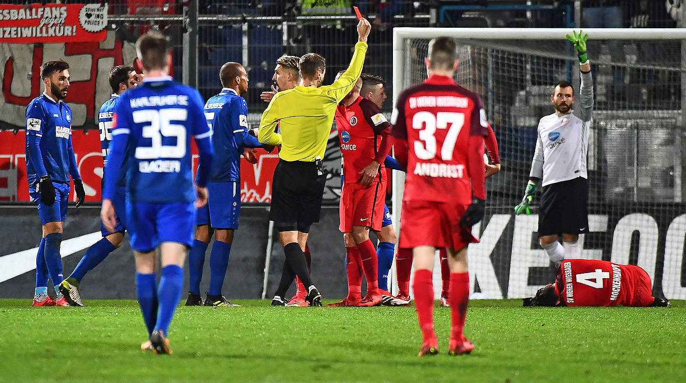 Verletzt sich bei Notbremse an Karlsruhes Schleusener: Sascha Mockenhaupt (liegend) © imago/Jan Huebner