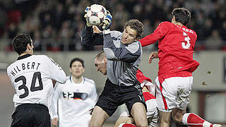 Packt vor Martin Stranzl (r.) entschlossen zu: Nationalkeeper Jens Lehmann 2008 in Wien © imago sportfotodienst