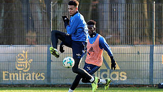 Trainingsgast bei den Hamburger Profis: U 17-Nationalspieler Josha Vagnoman (v.) © imago/Michael Schwarz