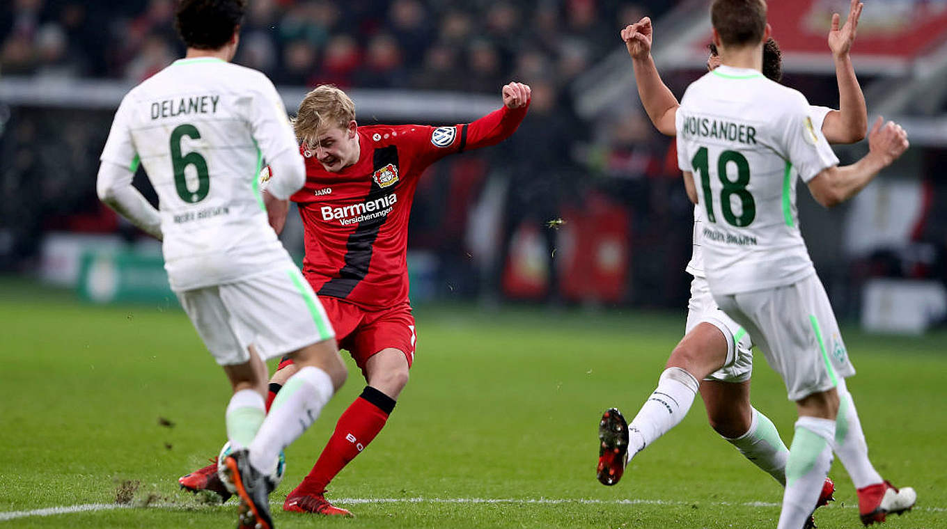 Traumtor: Julian Brandt (2.v.l.) trifft aus 16 Metern zum Leverkusener Ausgleich © 2018 Getty Images