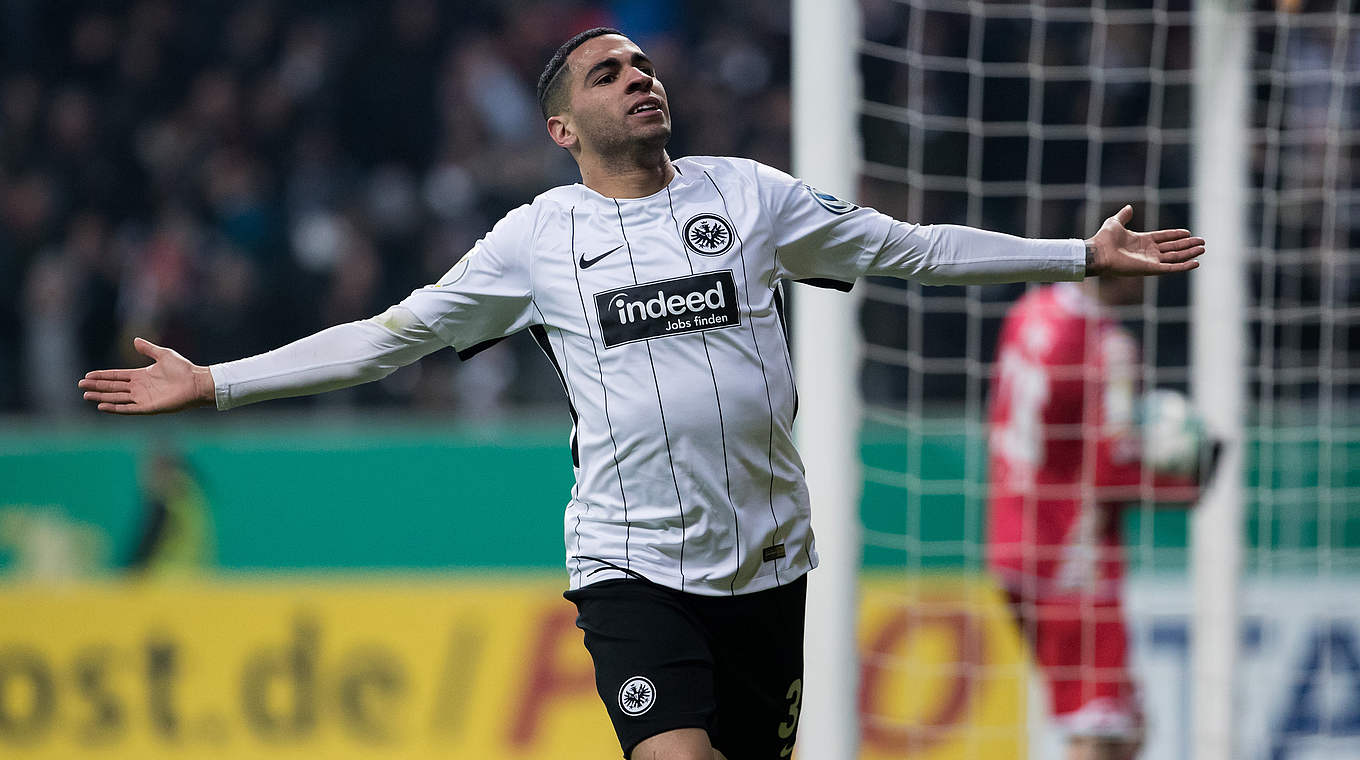 Frankfurt steht im Halbfinale: Omar Mascarell bejubelt den dritten Treffer © 2018 Getty Images