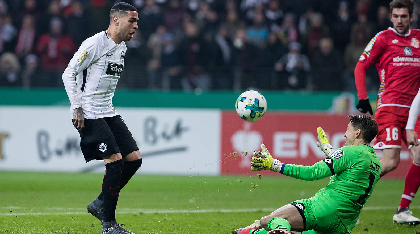 Omar Mascarell (l.) gegen Adler: Der Frankfurter erzielt mit einem Heber das 3:0 © 2018 Getty Images