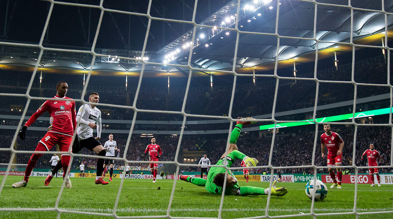 Eigentor: Der Mainzer Alexander Hack (r.) spitzelt den Ball zum 0:2 ins eigene Netz © 2018 Getty Images