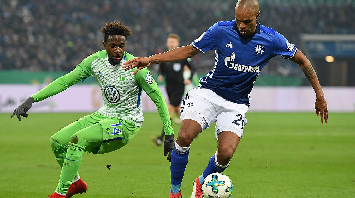 Zweikampf mit Divock Origi: Schalkes Ex-Wolsburger Naldo (r.) © 2018 Getty Images