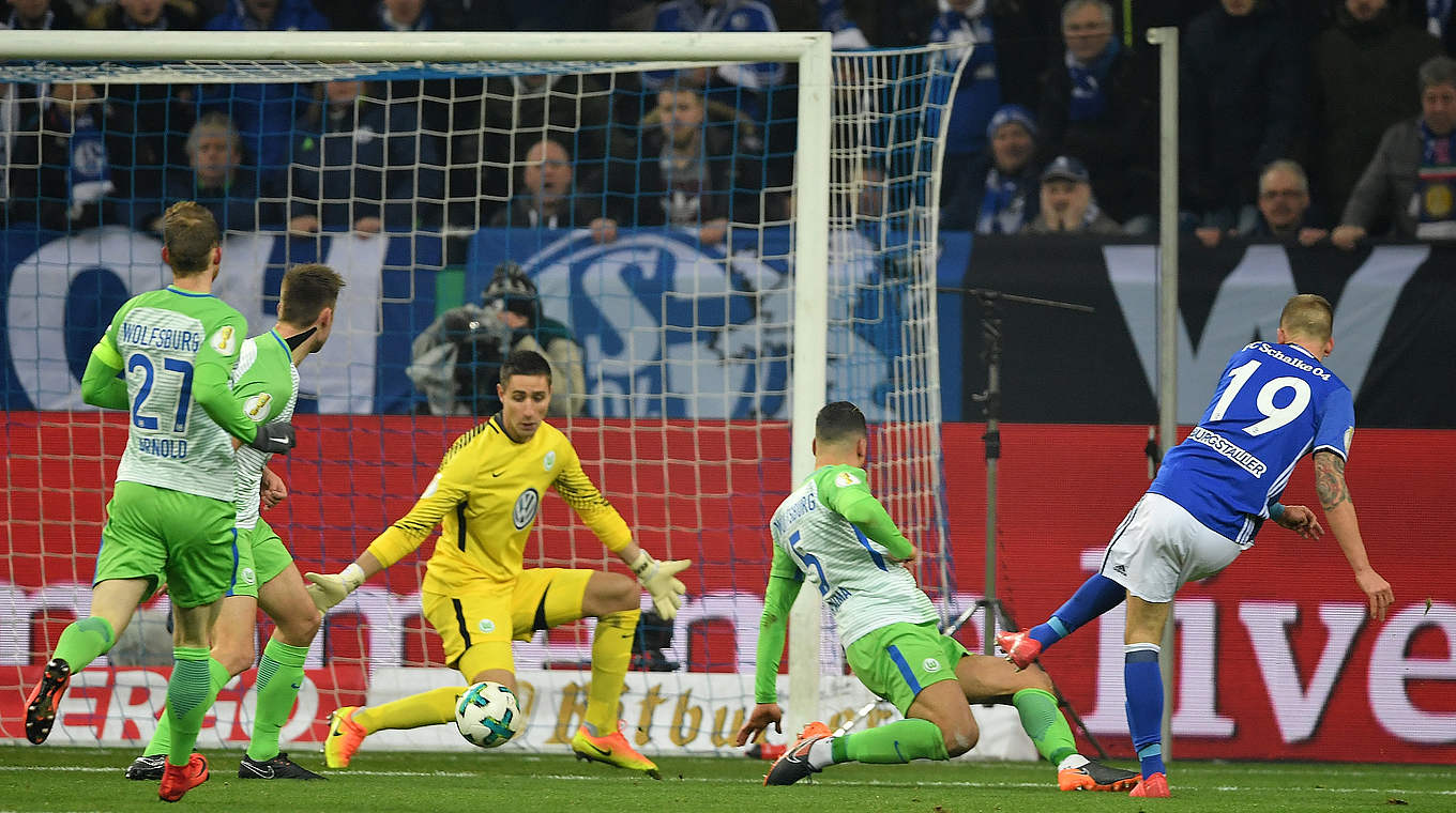 Schalke führt: Nach einem Konter erzielt Guido Burgstaller (r.) das 1:0 © 2018 Getty Images