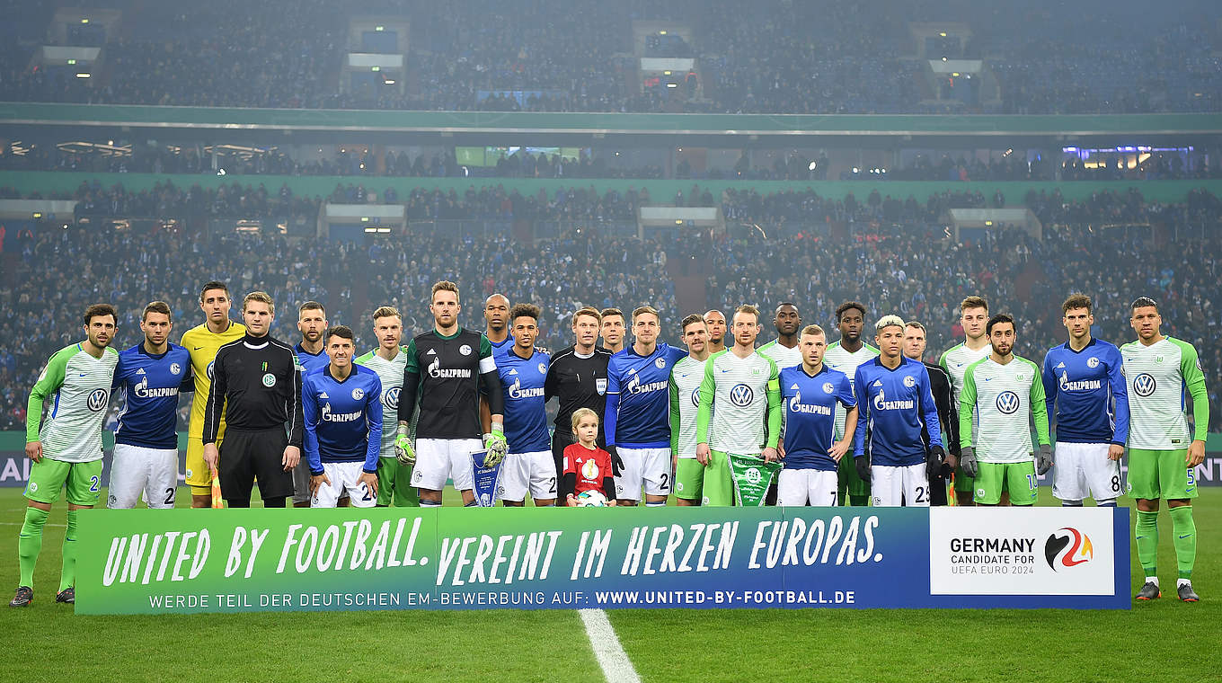 Gruppenfoto: Vor dem Spiel lassen sich beide Teams fotografieren  © 2018 Getty Images