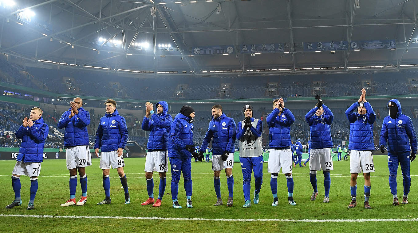 Jubel nach dem Halbfinaleinzug: Schalkes Spieler feiern mit ihren Anhängern © 2018 Getty Images
