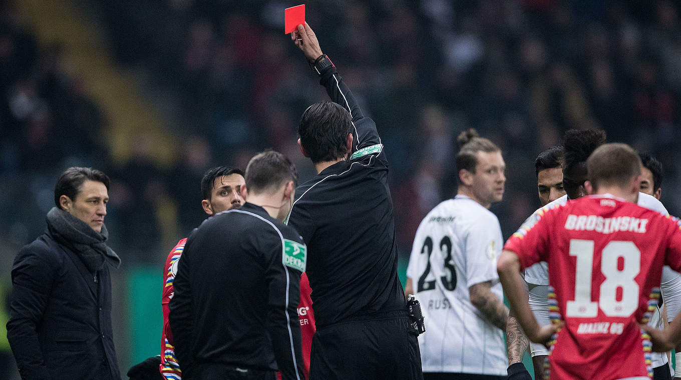 Muss zwei Pokalspiele aussetzen: der Mainzer Danny Latza (2.v.l., verdeckt) © 2018 Getty Images