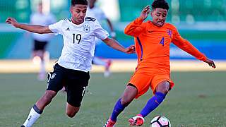 Zweikampfstark: Karim-David Adeyemi (l.) im Duell mit dem Niederländer Ian Maatsen © 2018 Getty Images / Ricardo Nascimento/Bongarts/Getty Images