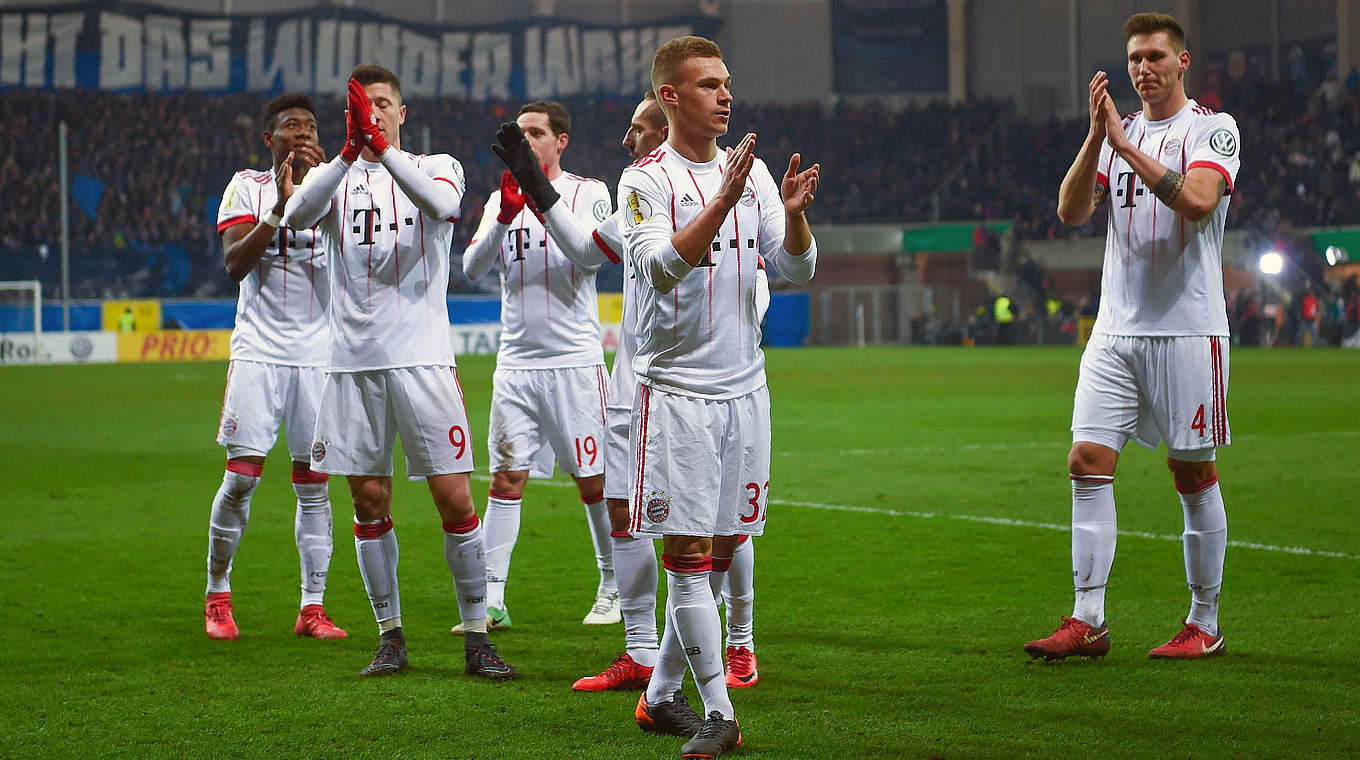 Seit 25 Auswärtsspielen im DFB-Pokal unbesiegt: der FC Bayern um Joshua Kimmich (v.) © AFP/GettyImages