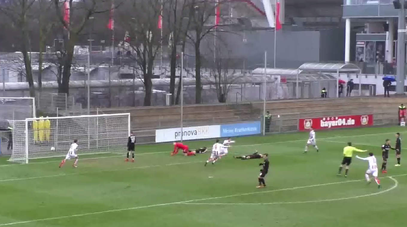 Torerfolg nach Sololauf: Kölns Sebastian Müller mit dem 1:0 im rheinischen Derby © DFB.TV