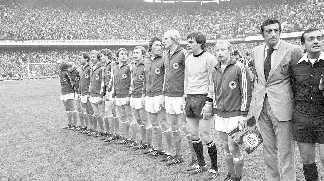1977 beim Länderspiel in Argentinien in der Startformation: Franke (4.v.r.) © imago sportfotodienst
