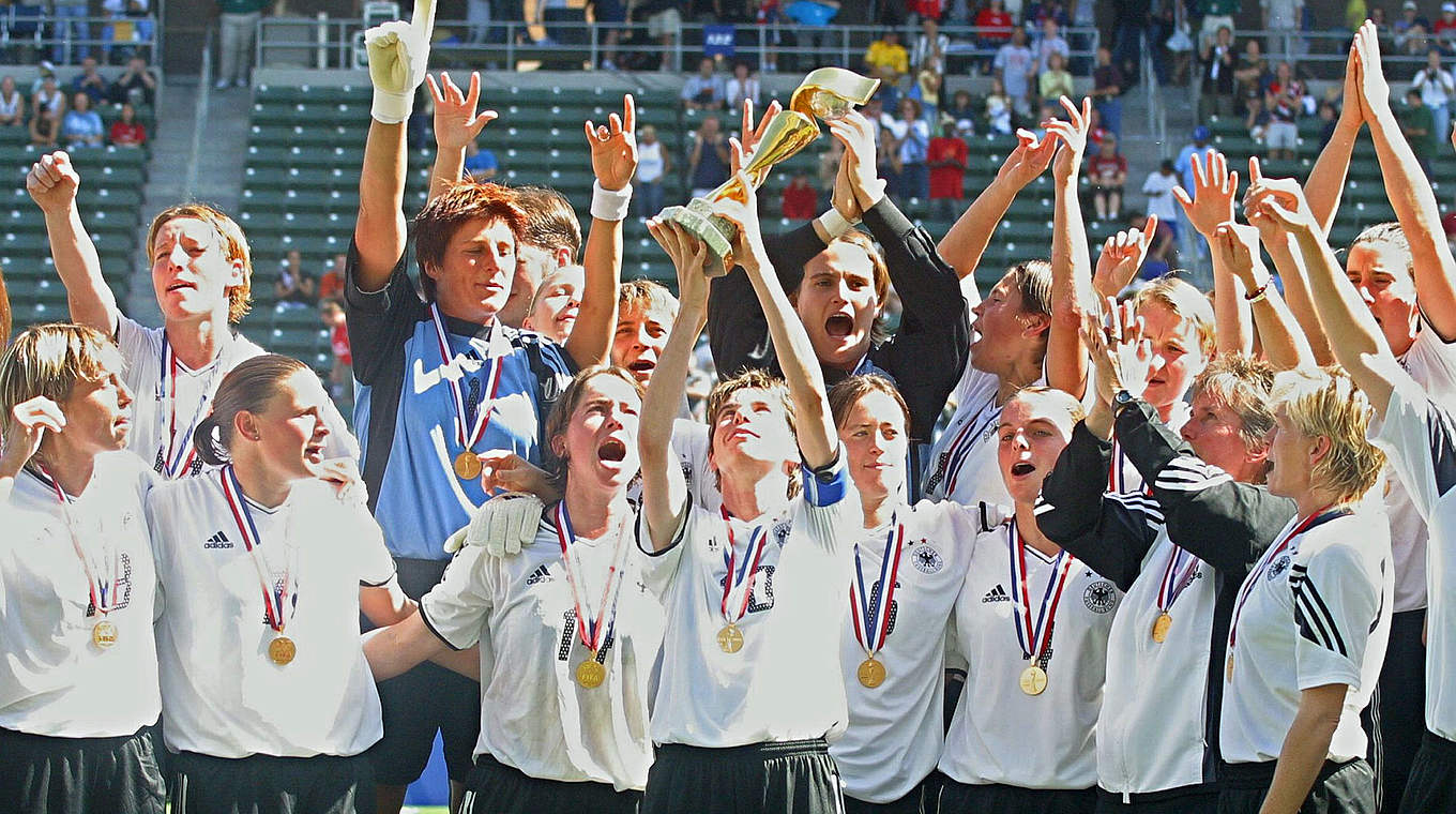 Wiegmann mit dem WM-Pokal 2003: "Das große Highlight meiner Laufbahn" © Bongarts