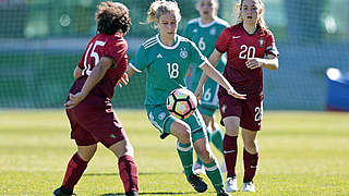 Zweite Herausforderung: Sophie Krall (M.) spielt mit der U 16 gegen Oranje © 2018 Getty Images