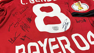 Auf DFB.de zu gewinnen: ein signiertes Trikot der Stars von Bayer 04 Leverkusen © DFB