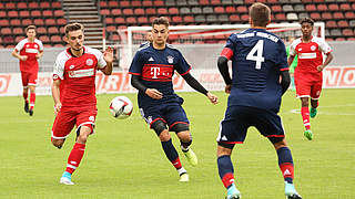 Zweikampf um den Ball: der Mainzer Nils Lihsek (l.) gegen Alexander Nitzl vom FCB © imago/Martin Hoffmann