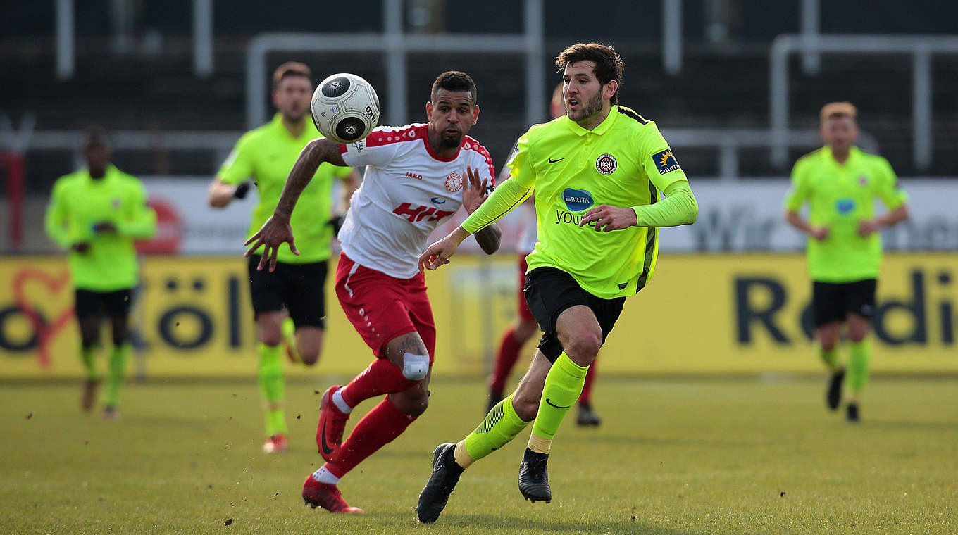 Siegtorschütze für Köln: Daniel Keita-Ruel (l.) gegen Wehens Niklas Dams © 2018 Getty Images