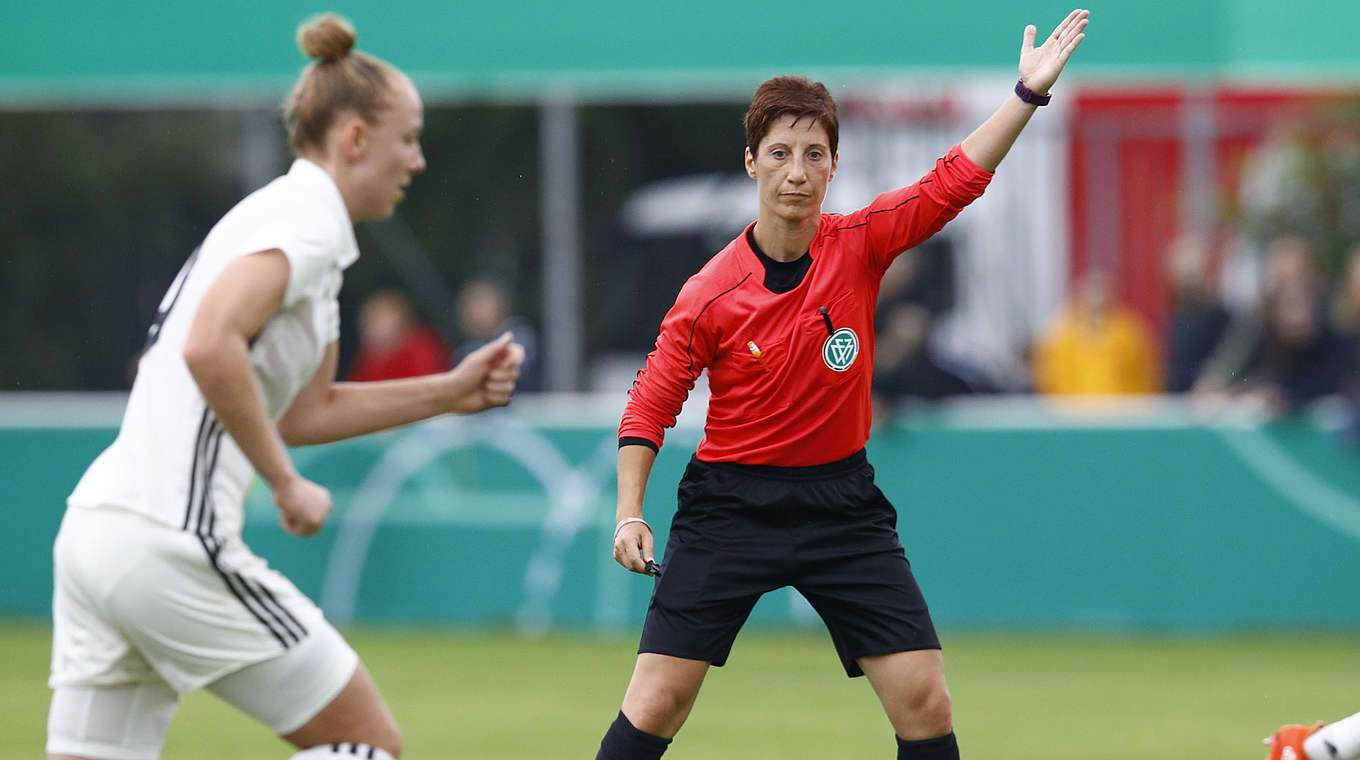 Seit 2004 DFB-Schiedsrichterin: Marina Wozniak (r.) aus Herne © 2017 Getty Images