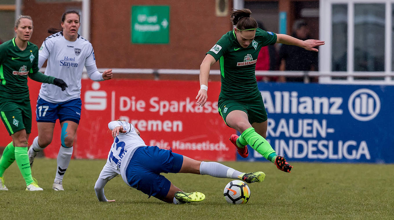 Umkämpfte Partie: Bremens Giovanna Hoffmann (r.) im Duell mit Karoline Heinze (Nr. 13) © Jan Kuppert