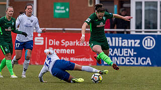 Umkämpfte Partie: Bremens Giovanna Hoffmann (r.) im Duell mit Karoline Heinze (Nr. 13) © Jan Kuppert