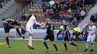 Die Entscheidung: Karlsruhes Gordon (2. v. l.) erzielt das 2:0 © imago/Sportfoto Rudel